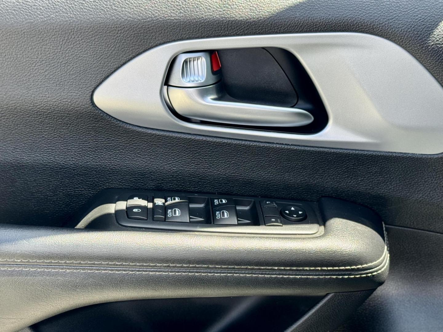 2019 GRAY Chrysler Pacifica Touring-L Plus (2C4RC1EG2KR) with an 3.6L V6 DOHC 24V engine, 9A transmission, located at 7600 S Western Ave., Chicago, IL, 60620, (773) 918-3980, 0.000000, 0.000000 - Photo#6
