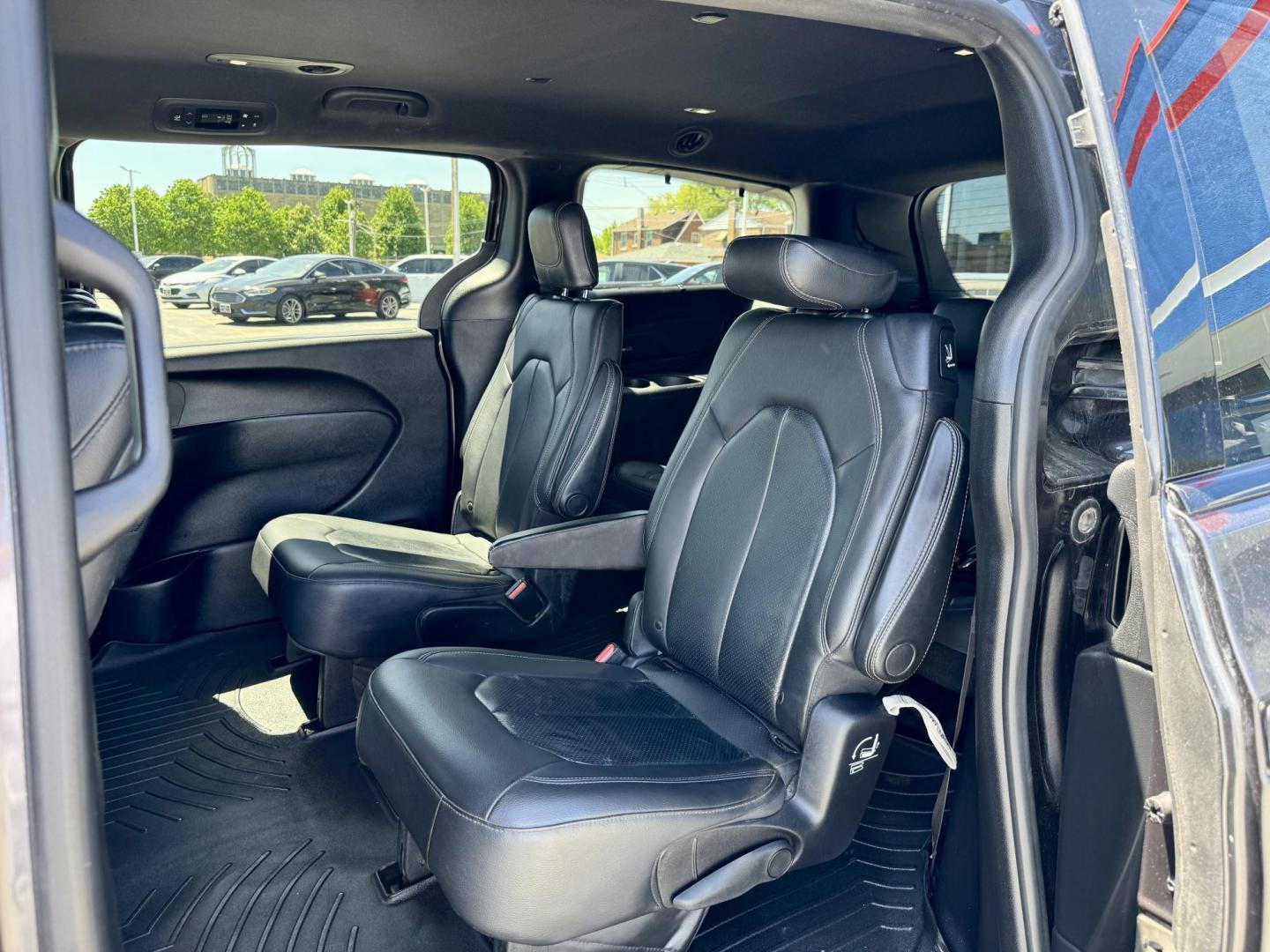 2019 GRAY Chrysler Pacifica Touring-L Plus (2C4RC1EG2KR) with an 3.6L V6 DOHC 24V engine, 9A transmission, located at 7600 S Western Ave., Chicago, IL, 60620, (773) 918-3980, 0.000000, 0.000000 - Photo#8
