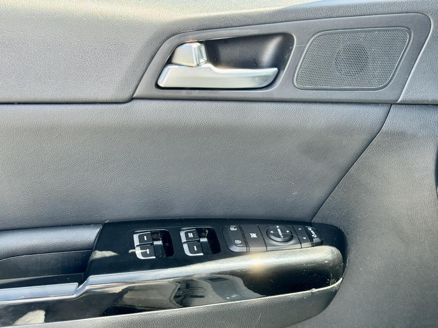 2020 WHITE Kia Sportage SX AWD (KNDPRCA61L7) with an 2.0L L4 DOHC 16V engine, 6A transmission, located at 7600 S Western Ave., Chicago, IL, 60620, (773) 918-3980, 0.000000, 0.000000 - Photo#6