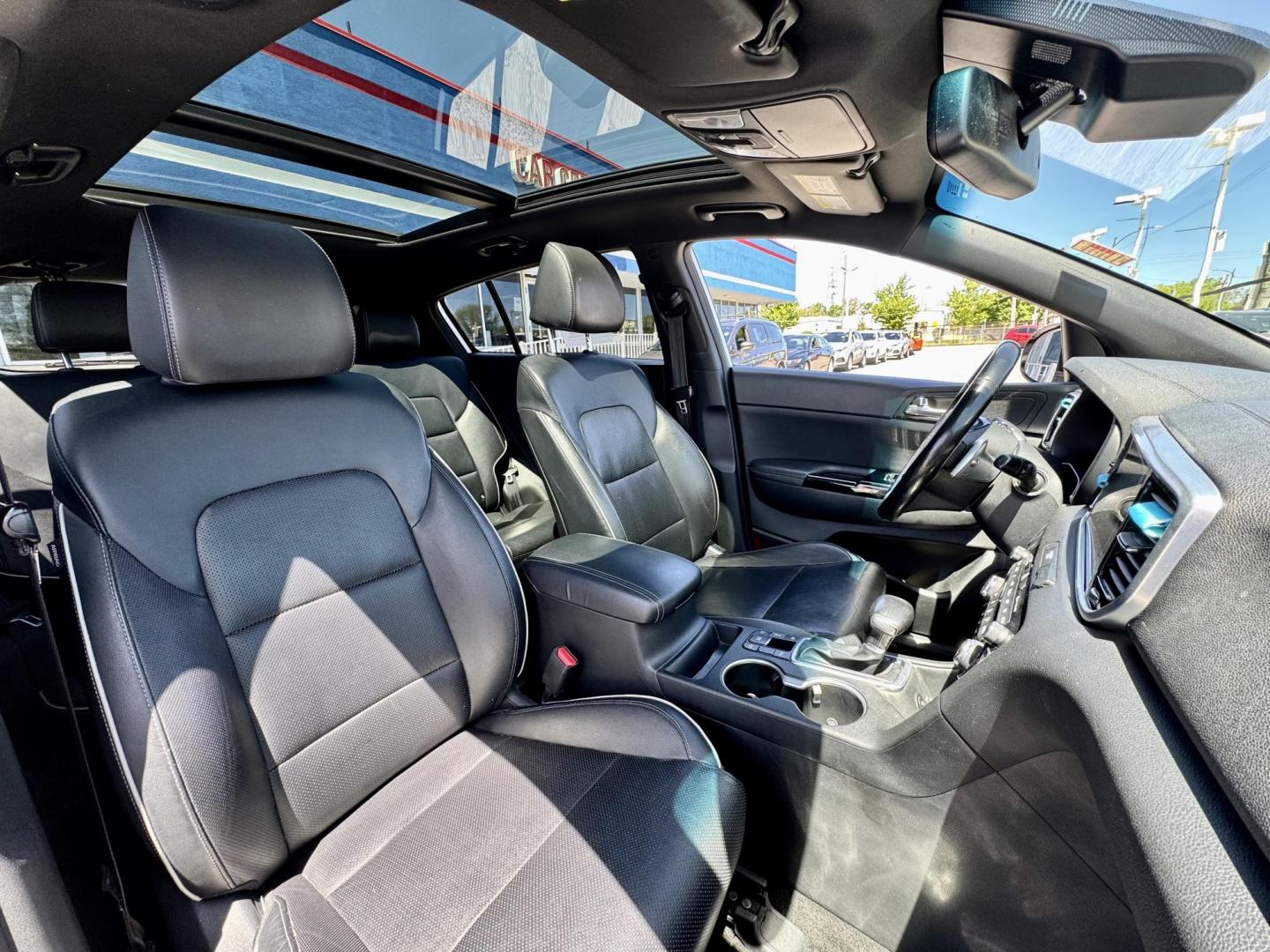 2020 WHITE Kia Sportage SX AWD (KNDPRCA61L7) with an 2.0L L4 DOHC 16V engine, 6A transmission, located at 7600 S Western Ave., Chicago, IL, 60620, (773) 918-3980, 0.000000, 0.000000 - Photo#12