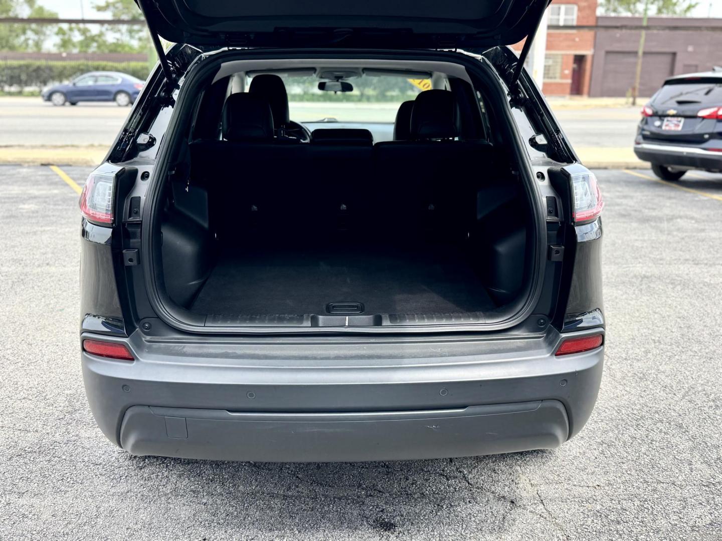 2019 BLACK Jeep Cherokee Latitude Plus 4WD (1C4PJMLBXKD) with an 2.4L L4 DOHC 16V engine, 9A transmission, located at 7600 S Western Ave., Chicago, IL, 60620, (773) 918-3980, 0.000000, 0.000000 - Photo#4