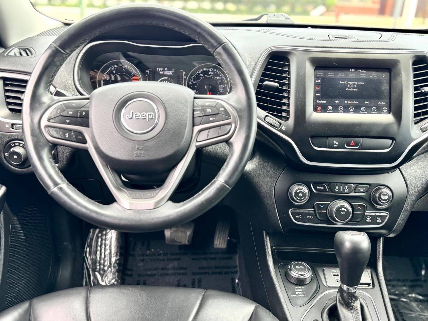 2019 BLACK Jeep Cherokee Latitude Plus 4WD (1C4PJMLBXKD) with an 2.4L L4 DOHC 16V engine, 9A transmission, located at 7600 S Western Ave., Chicago, IL, 60620, (773) 918-3980, 0.000000, 0.000000 - Photo#8