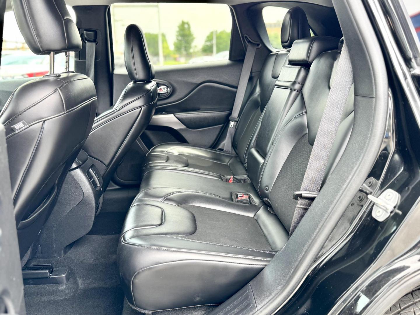 2019 BLACK Jeep Cherokee Latitude Plus 4WD (1C4PJMLBXKD) with an 2.4L L4 DOHC 16V engine, 9A transmission, located at 7600 S Western Ave., Chicago, IL, 60620, (773) 918-3980, 0.000000, 0.000000 - Photo#7