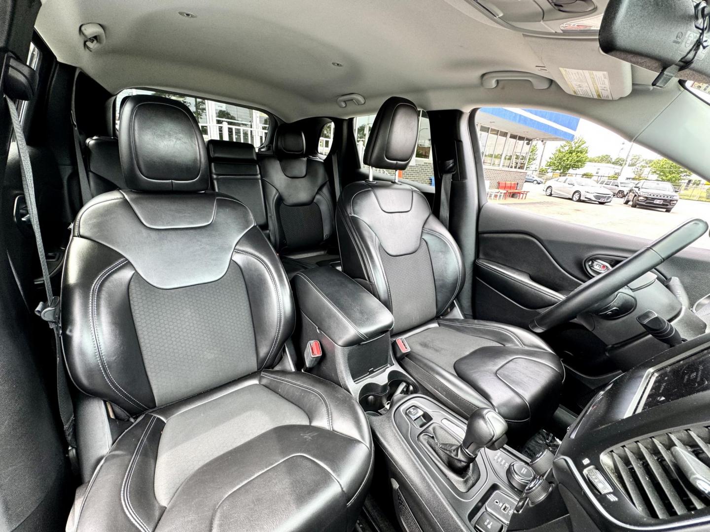 2019 BLACK Jeep Cherokee Latitude Plus 4WD (1C4PJMLBXKD) with an 2.4L L4 DOHC 16V engine, 9A transmission, located at 7600 S Western Ave., Chicago, IL, 60620, (773) 918-3980, 0.000000, 0.000000 - Photo#9