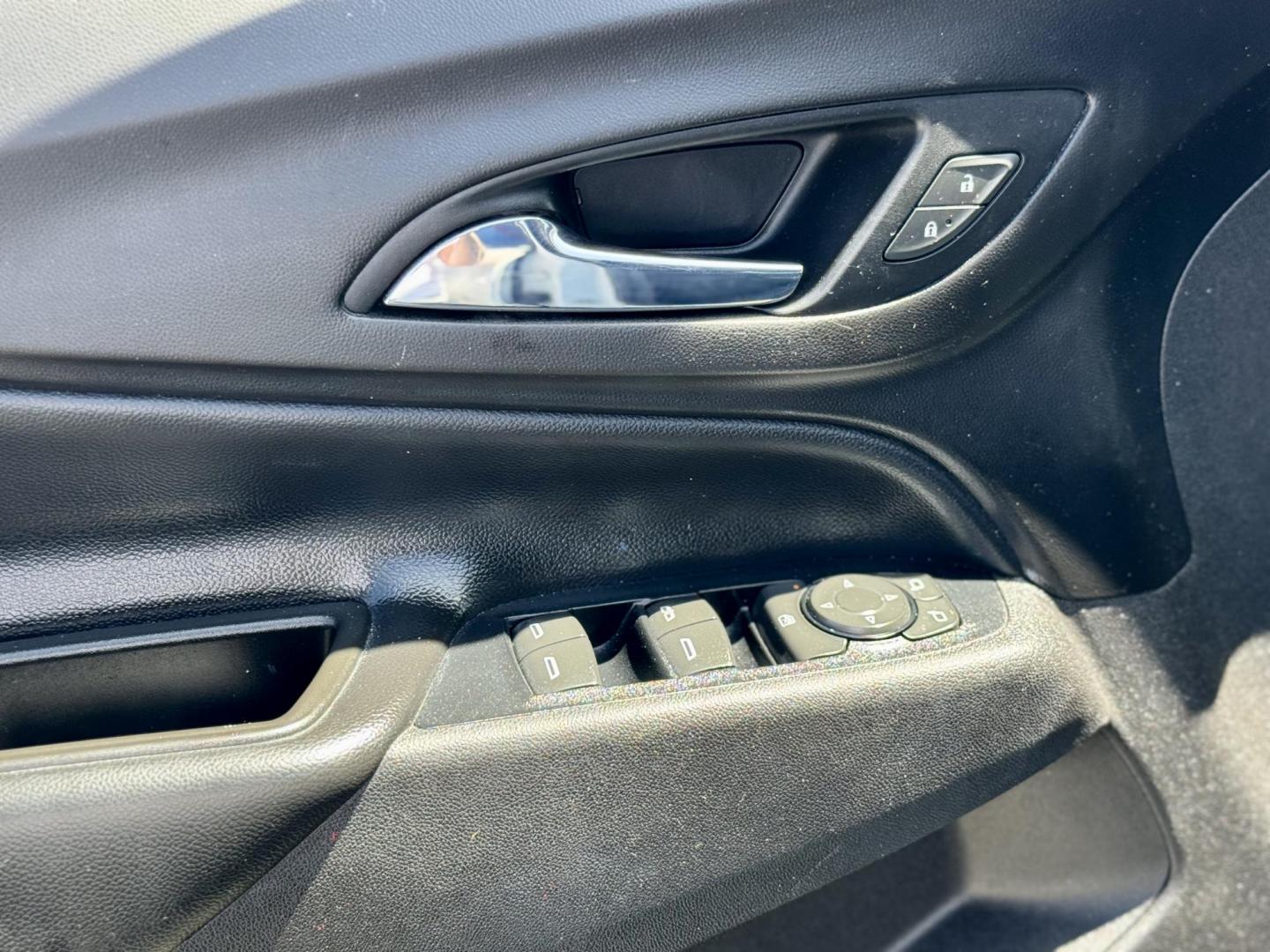 2018 WHITE Chevrolet Equinox LT AWD (3GNAXTEX0JS) with an 2.0L L4 DOHC 16V TURBO engine, 6A transmission, located at 7600 S Western Ave., Chicago, IL, 60620, (773) 918-3980, 0.000000, 0.000000 - Photo#6