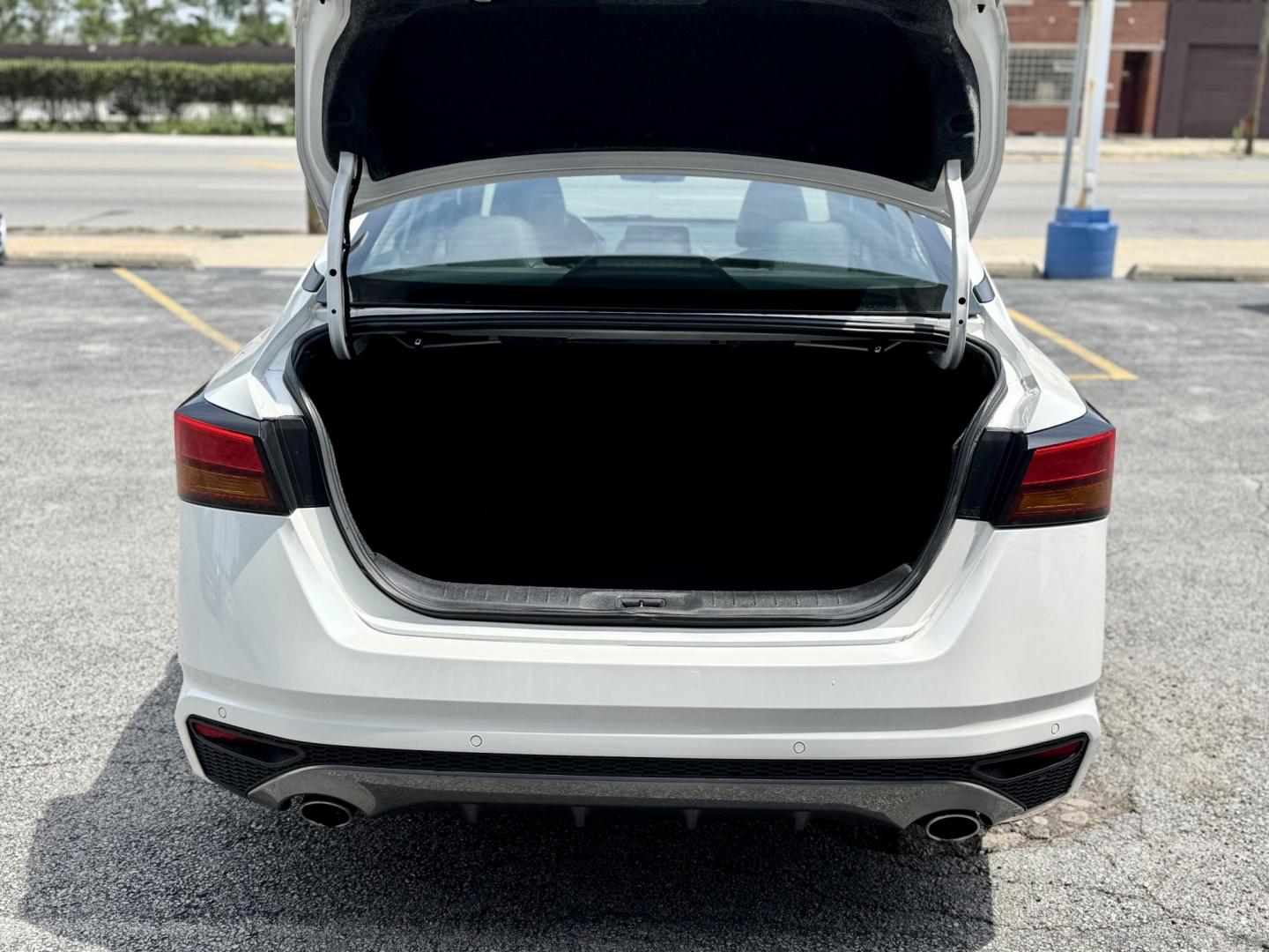 2020 WHITE Nissan Altima 2.5 SR (1N4BL4CV8LC) with an 2.5L L4 DOHC 16V engine, CVT transmission, located at 7600 S Western Ave., Chicago, IL, 60620, (773) 918-3980, 0.000000, 0.000000 - Photo#4