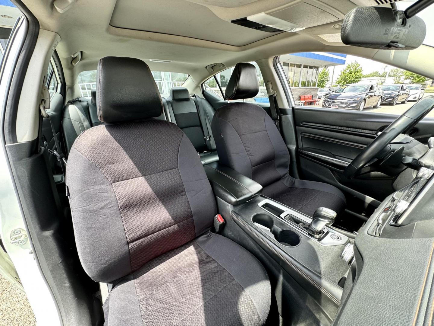 2020 WHITE Nissan Altima 2.5 SR (1N4BL4CV8LC) with an 2.5L L4 DOHC 16V engine, CVT transmission, located at 7600 S Western Ave., Chicago, IL, 60620, (773) 918-3980, 0.000000, 0.000000 - Photo#9