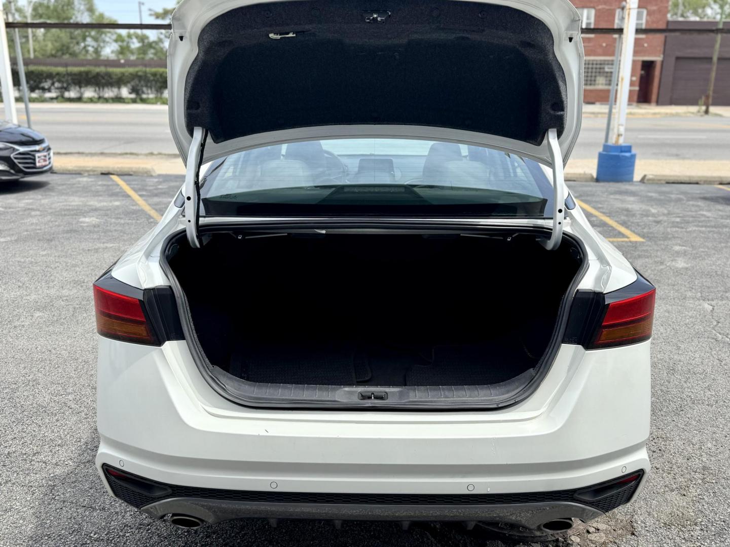 2020 WHITE Nissan Altima 2.5 SR (1N4BL4CV6LC) with an 2.5L L4 DOHC 16V engine, CVT transmission, located at 7600 S Western Ave., Chicago, IL, 60620, (773) 918-3980, 0.000000, 0.000000 - Photo#4