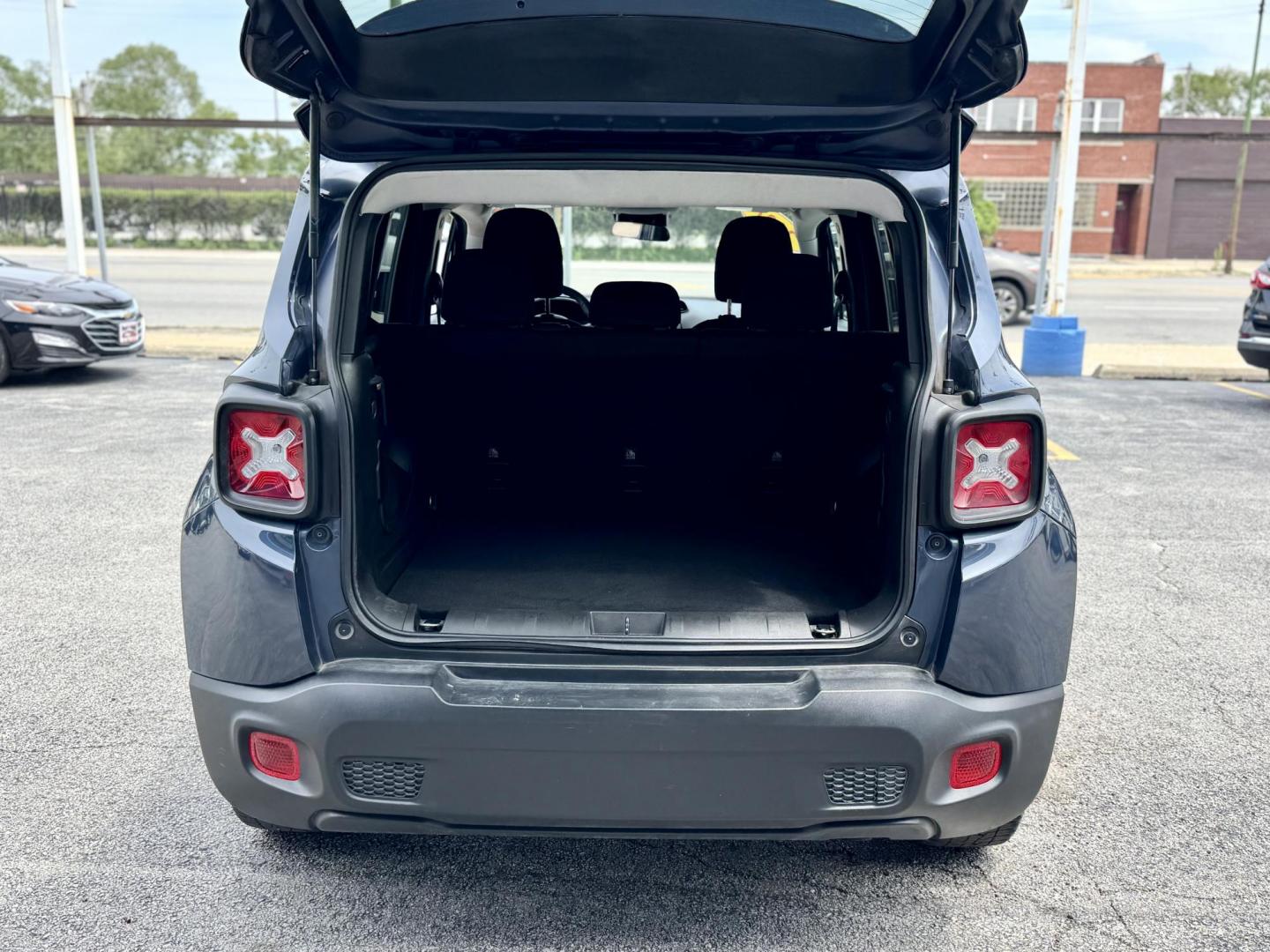 2021 BLUE Jeep Renegade Latitude (ZACNJCBB6MP) with an 2.4L L4 DOHC 16V engine, 9A transmission, located at 7600 S Western Ave., Chicago, IL, 60620, (773) 918-3980, 0.000000, 0.000000 - Photo#4