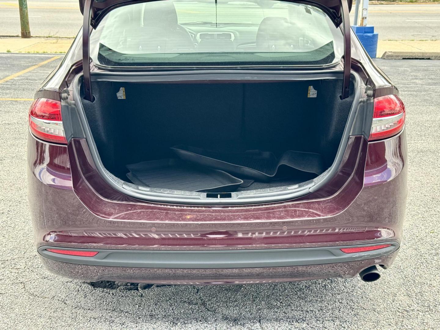 2018 RED Ford Fusion SE (3FA6P0H70JR) with an 2.5L L4 DOHC 16V engine, 6A transmission, located at 7600 S Western Ave., Chicago, IL, 60620, (773) 918-3980, 0.000000, 0.000000- Photo#4