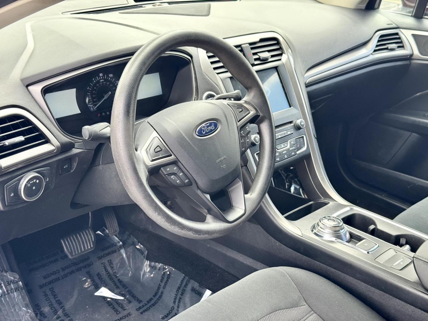 2018 RED Ford Fusion SE (3FA6P0H70JR) with an 2.5L L4 DOHC 16V engine, 6A transmission, located at 7600 S Western Ave., Chicago, IL, 60620, (773) 918-3980, 0.000000, 0.000000- Photo#5