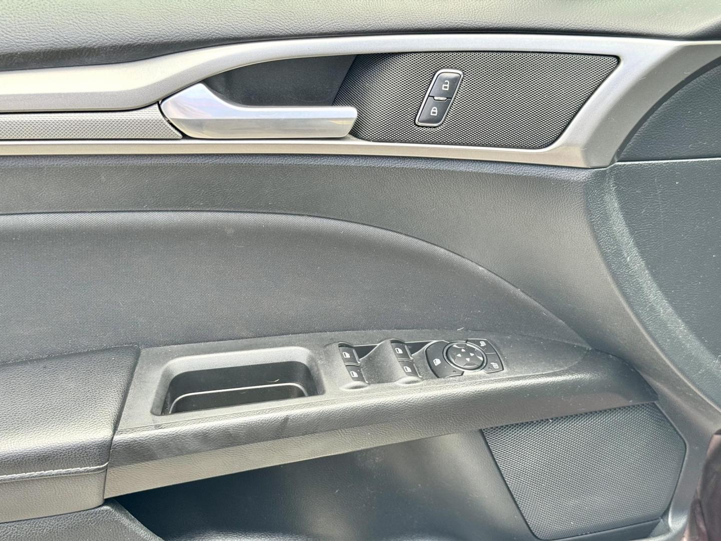 2018 RED Ford Fusion SE (3FA6P0H70JR) with an 2.5L L4 DOHC 16V engine, 6A transmission, located at 7600 S Western Ave., Chicago, IL, 60620, (773) 918-3980, 0.000000, 0.000000- Photo#6