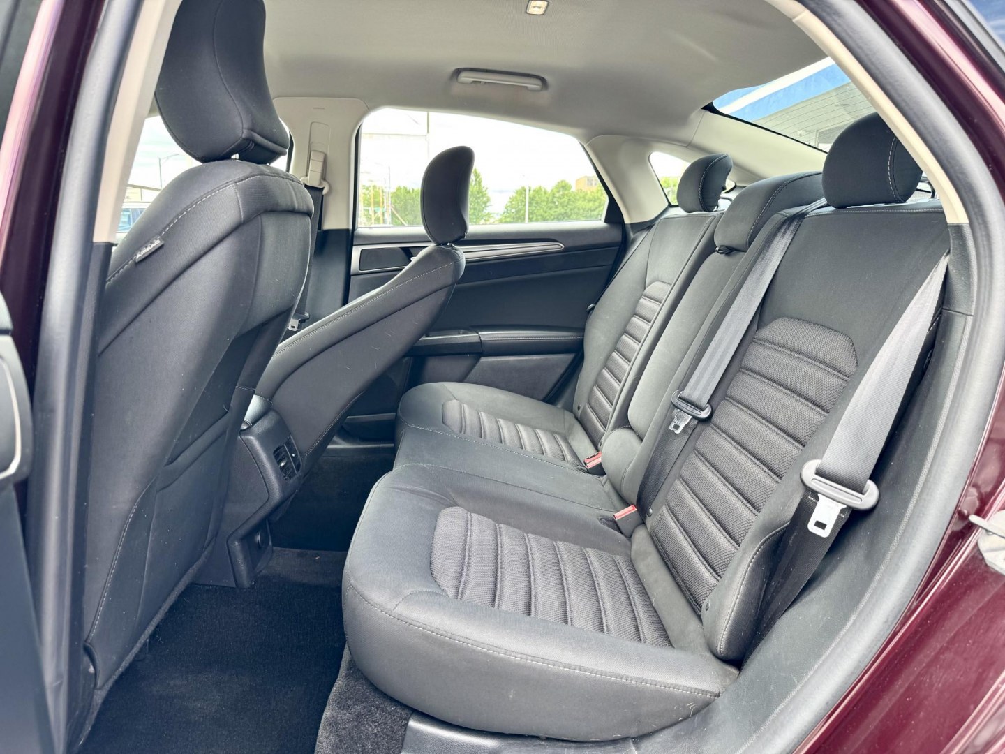 2018 RED Ford Fusion SE (3FA6P0H70JR) with an 2.5L L4 DOHC 16V engine, 6A transmission, located at 7600 S Western Ave., Chicago, IL, 60620, (773) 918-3980, 0.000000, 0.000000- Photo#8