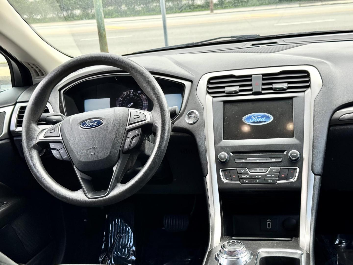 2018 RED Ford Fusion SE (3FA6P0H70JR) with an 2.5L L4 DOHC 16V engine, 6A transmission, located at 7600 S Western Ave., Chicago, IL, 60620, (773) 918-3980, 0.000000, 0.000000- Photo#9