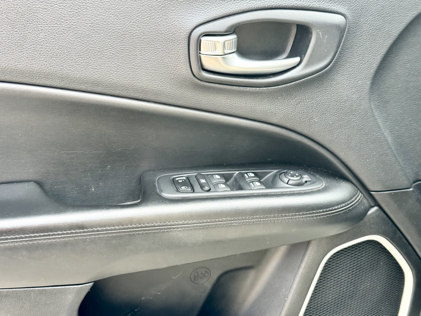 2018 WHITE Jeep Compass Sport FWD (3C4NJCBB4JT) with an 2.4L L4 DOHC 16V engine, located at 7600 S Western Ave., Chicago, IL, 60620, (773) 918-3980, 0.000000, 0.000000- Photo#6