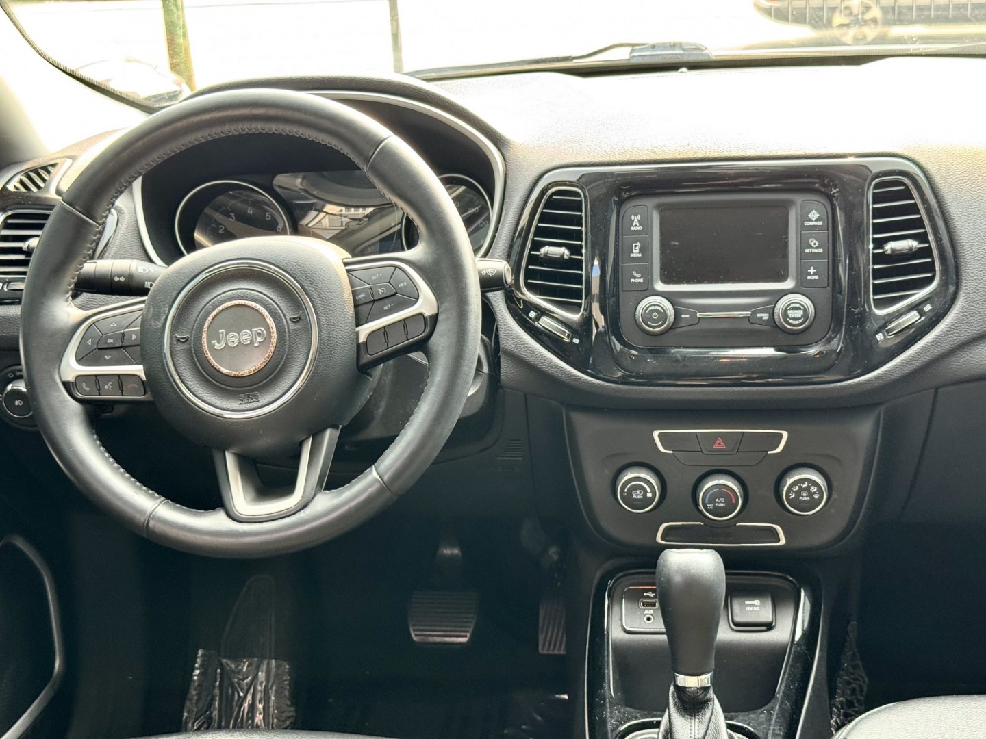 2018 WHITE Jeep Compass Sport FWD (3C4NJCBB4JT) with an 2.4L L4 DOHC 16V engine, located at 7600 S Western Ave., Chicago, IL, 60620, (773) 918-3980, 0.000000, 0.000000- Photo#9