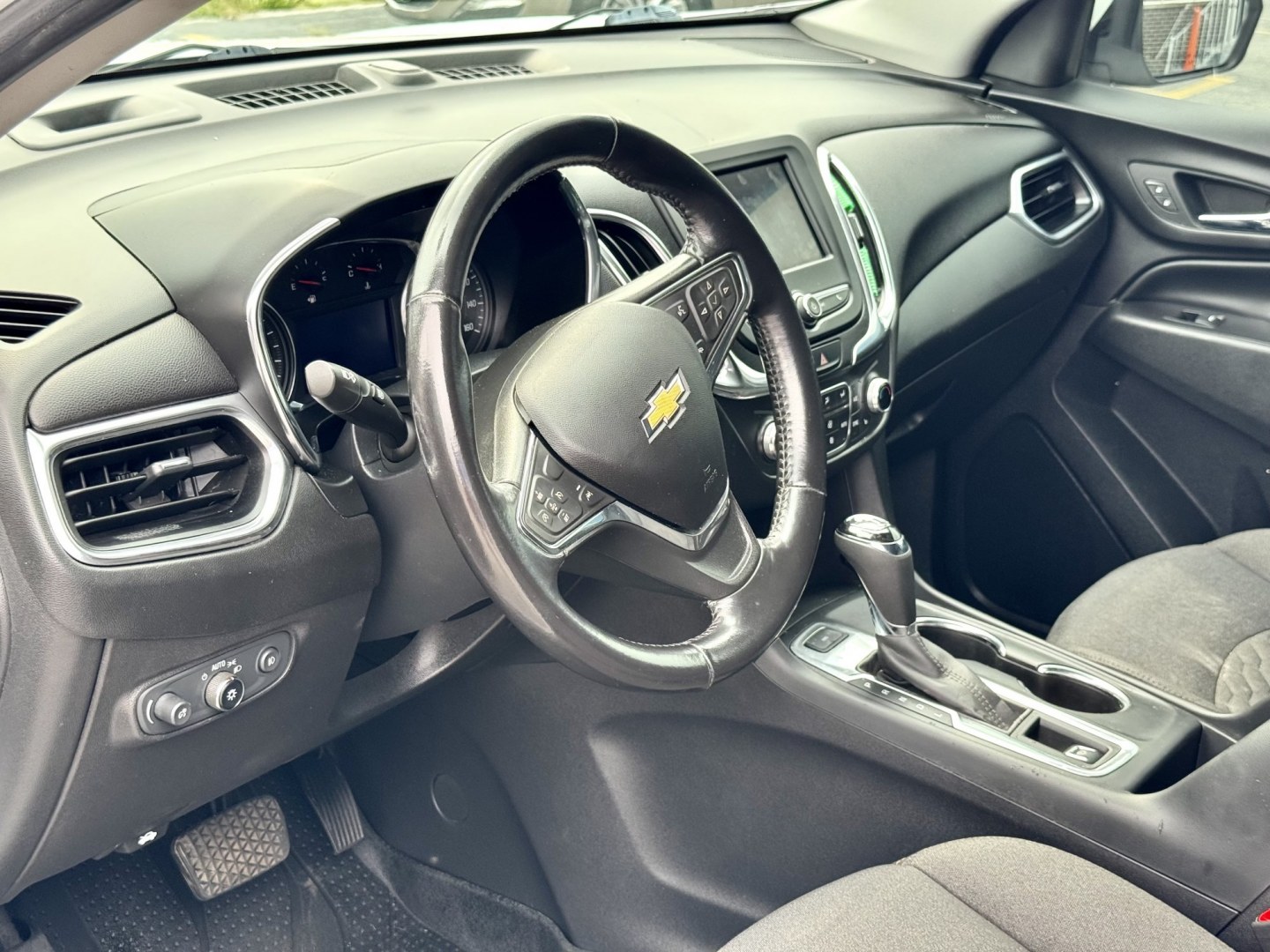 2020 WHITE Chevrolet Equinox LT AWD (3GNAXUEV0LS) with an 1.5L L4 DOHC 16V TURBO engine, 6A transmission, located at 7600 S Western Ave., Chicago, IL, 60620, (773) 918-3980, 0.000000, 0.000000- Photo#5