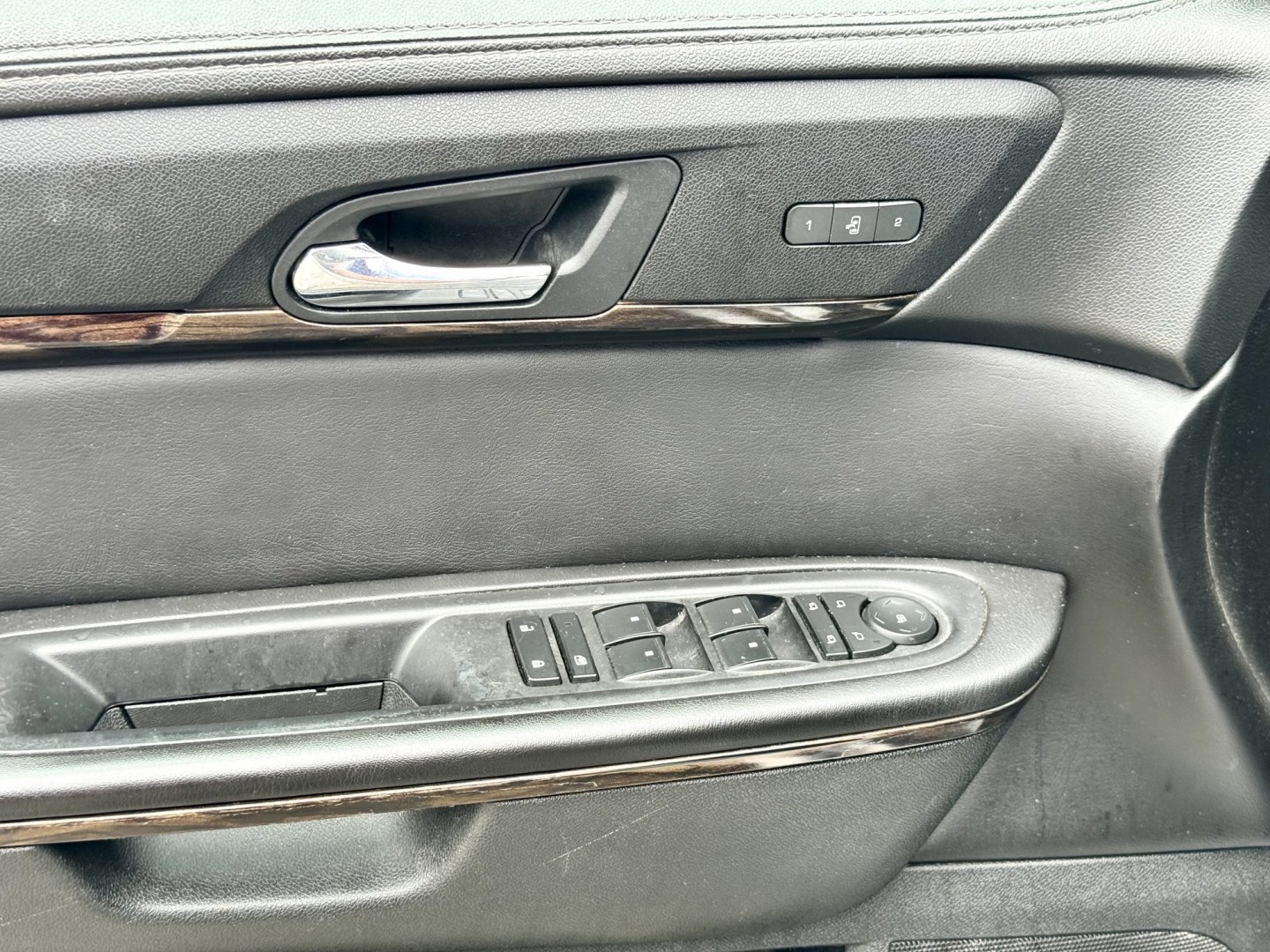2015 SILVER GMC Acadia Denali AWD (1GKKVTKD4FJ) with an 3.6L V6 DOHC 24V engine, 6A transmission, located at 7600 S Western Ave., Chicago, IL, 60620, (773) 918-3980, 0.000000, 0.000000- Photo#6