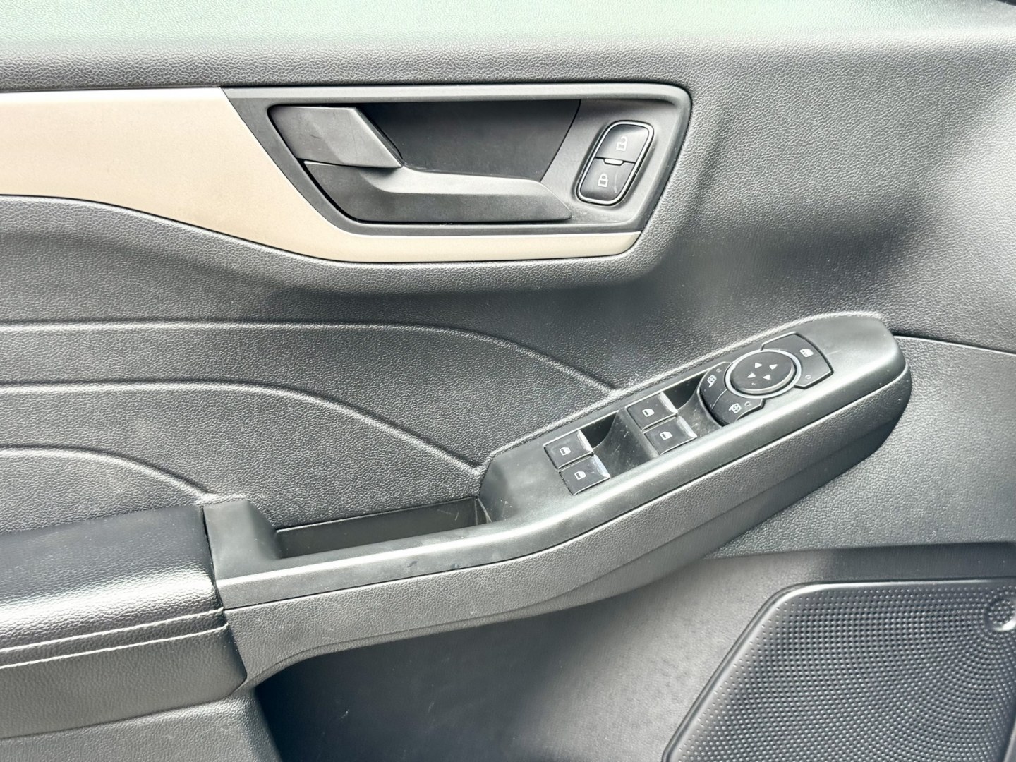 2022 SILVER Ford Escape SE (1FMCU0G67NU) with an 1.5L L3 engine, 6A transmission, located at 7600 S Western Ave., Chicago, IL, 60620, (773) 918-3980, 0.000000, 0.000000- Photo#6