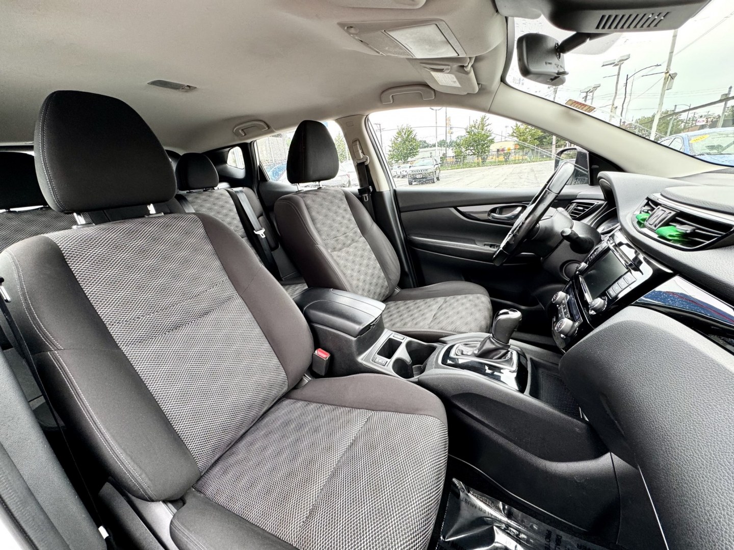 2020 WHITE Nissan Rogue Sport SL AWD (JN1BJ1CW1LW) with an 2.0L L4 DOHC 16V engine, CVT transmission, located at 7600 S Western Ave., Chicago, IL, 60620, (773) 918-3980, 0.000000, 0.000000- Photo#11