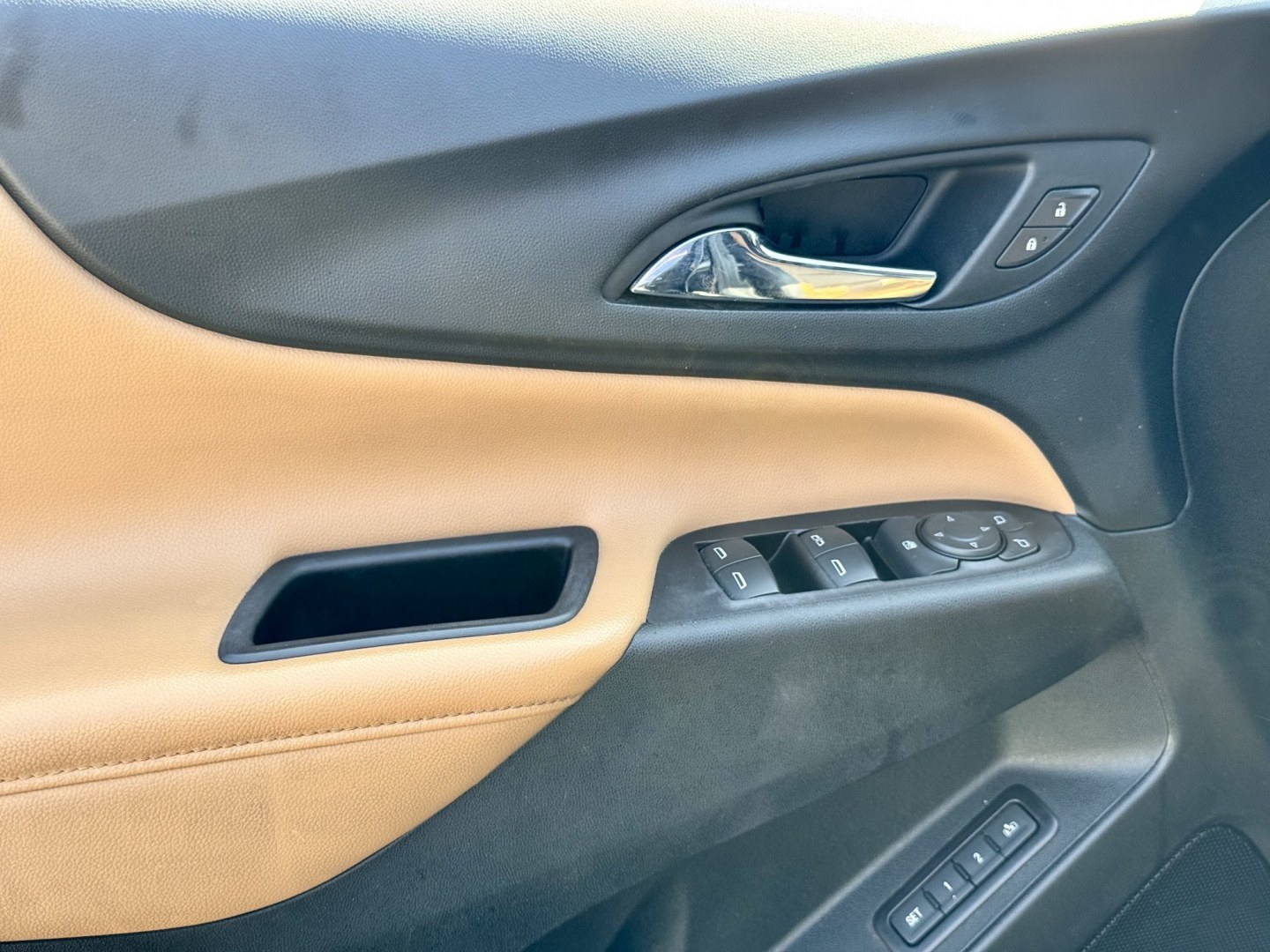 2020 BLACK Chevrolet Equinox Premier 2.0 2WD (2GNAXPEX9L6) with an 2.0L L4 DOHC 16V engine, 9A transmission, located at 7600 S Western Ave., Chicago, IL, 60620, (773) 918-3980, 0.000000, 0.000000- Photo#6
