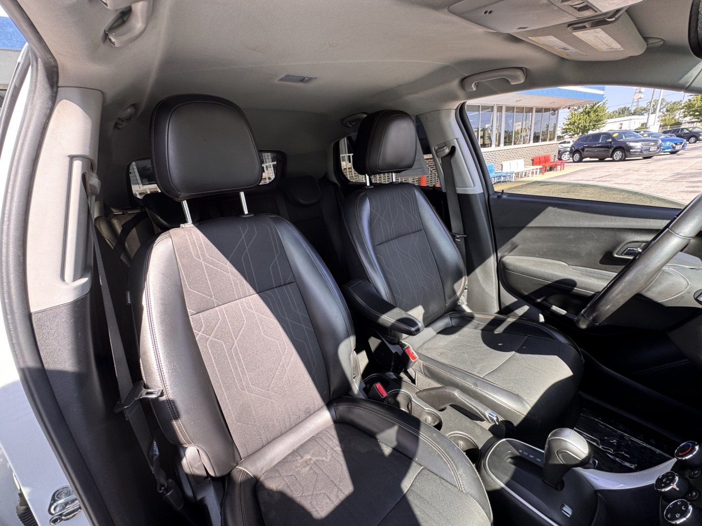 2020 WHITE Chevrolet Trax LT FWD (KL7CJLSB4LB) with an 1.4L L4 DOHC 16V engine, 6A transmission, located at 7600 S Western Ave., Chicago, IL, 60620, (773) 918-3980, 0.000000, 0.000000- Photo#10