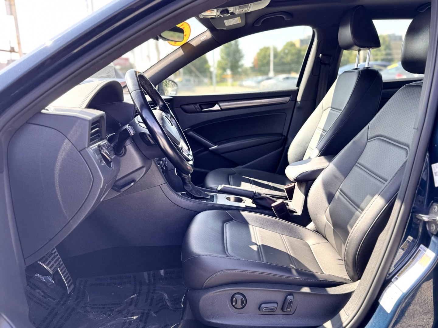 2021 BLUE Volkswagen Passat R-Line (1VWMA7A32MC) with an 2.0L L4 DOHC 16V engine, 6A transmission, located at 7600 S Western Ave., Chicago, IL, 60620, (773) 918-3980, 0.000000, 0.000000- Photo#6