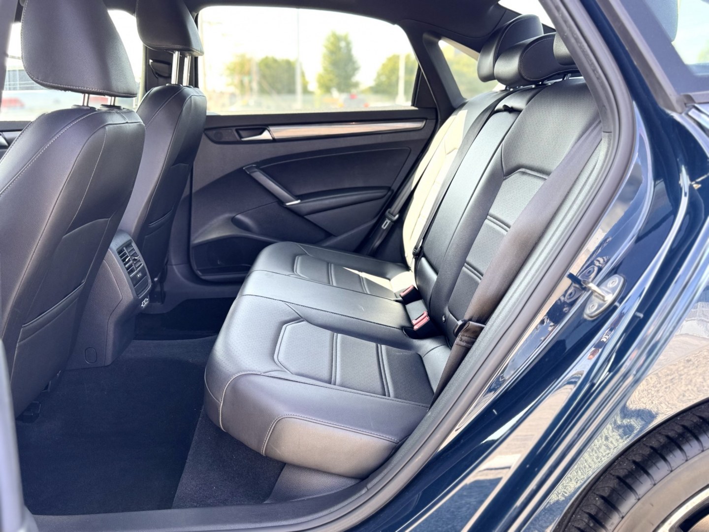 2021 BLUE Volkswagen Passat R-Line (1VWMA7A32MC) with an 2.0L L4 DOHC 16V engine, 6A transmission, located at 7600 S Western Ave., Chicago, IL, 60620, (773) 918-3980, 0.000000, 0.000000- Photo#8