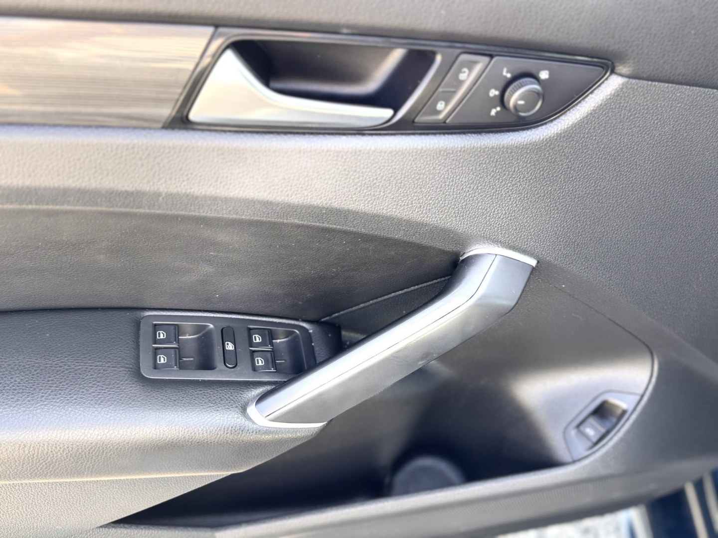 2021 BLUE Volkswagen Passat R-Line (1VWMA7A32MC) with an 2.0L L4 DOHC 16V engine, 6A transmission, located at 7600 S Western Ave., Chicago, IL, 60620, (773) 918-3980, 0.000000, 0.000000- Photo#7