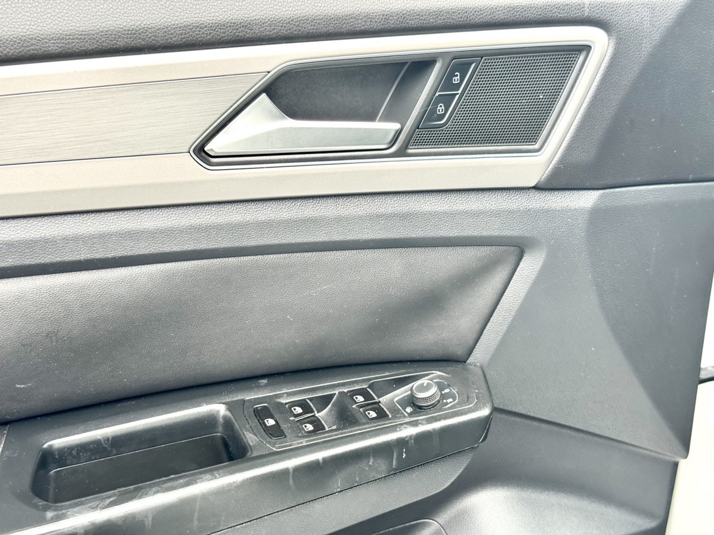 2019 WHITE Volkswagen Atlas V6 SE w/Technology (1V2DR2CA3KC) with an 3.6L V6 DOHC 24V engine, 8A transmission, located at 7600 S Western Ave., Chicago, IL, 60620, (773) 918-3980, 0.000000, 0.000000- Photo#6