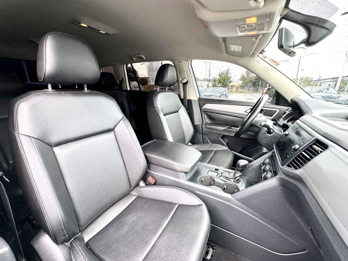 2019 WHITE Volkswagen Atlas V6 SE w/Technology (1V2DR2CA3KC) with an 3.6L V6 DOHC 24V engine, 8A transmission, located at 7600 S Western Ave., Chicago, IL, 60620, (773) 918-3980, 0.000000, 0.000000- Photo#12