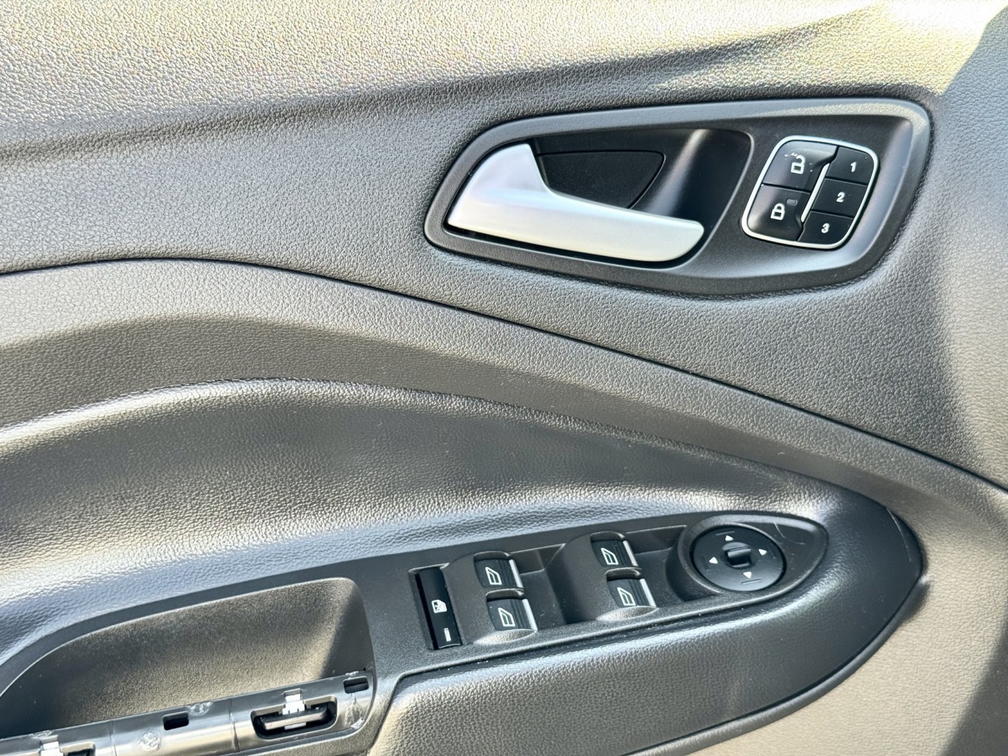 2018 BLACK Ford Escape Titanium FWD (1FMCU0J96JU) with an 2.0L L4 DOHC 16V engine, 6A transmission, located at 7600 S Western Ave., Chicago, IL, 60620, (773) 918-3980, 0.000000, 0.000000- Photo#6