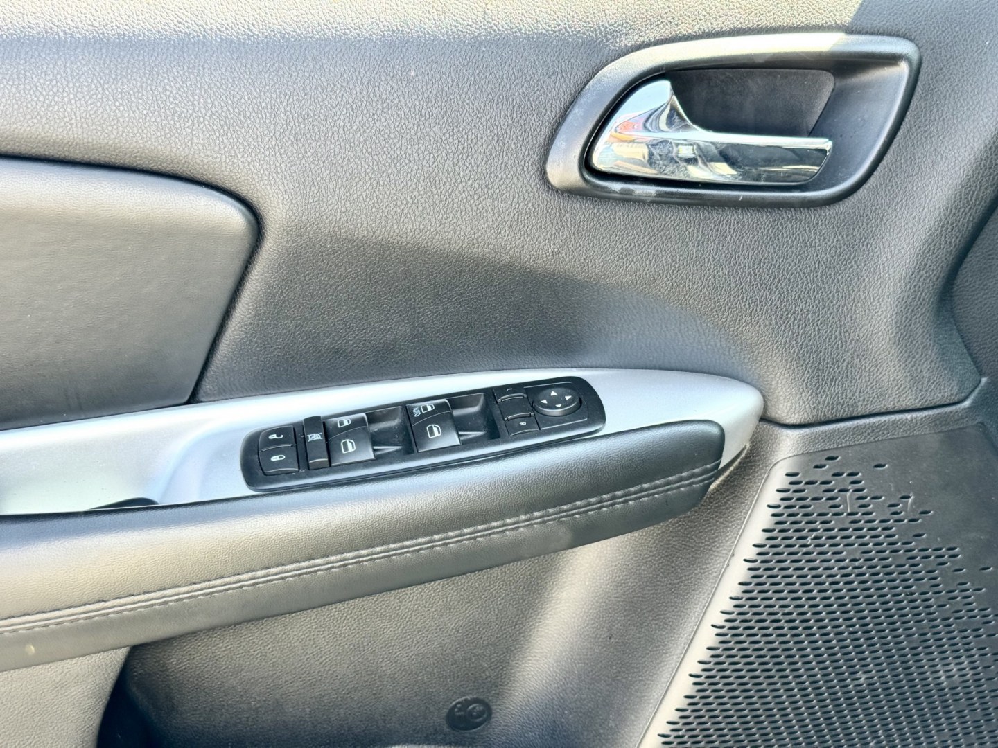 2017 GRAY Dodge Journey SE (3C4PDCAB6HT) with an 2.4L L4 DOHC 16V engine, 4A transmission, located at 7600 S Western Ave., Chicago, IL, 60620, (773) 918-3980, 0.000000, 0.000000- Photo#6