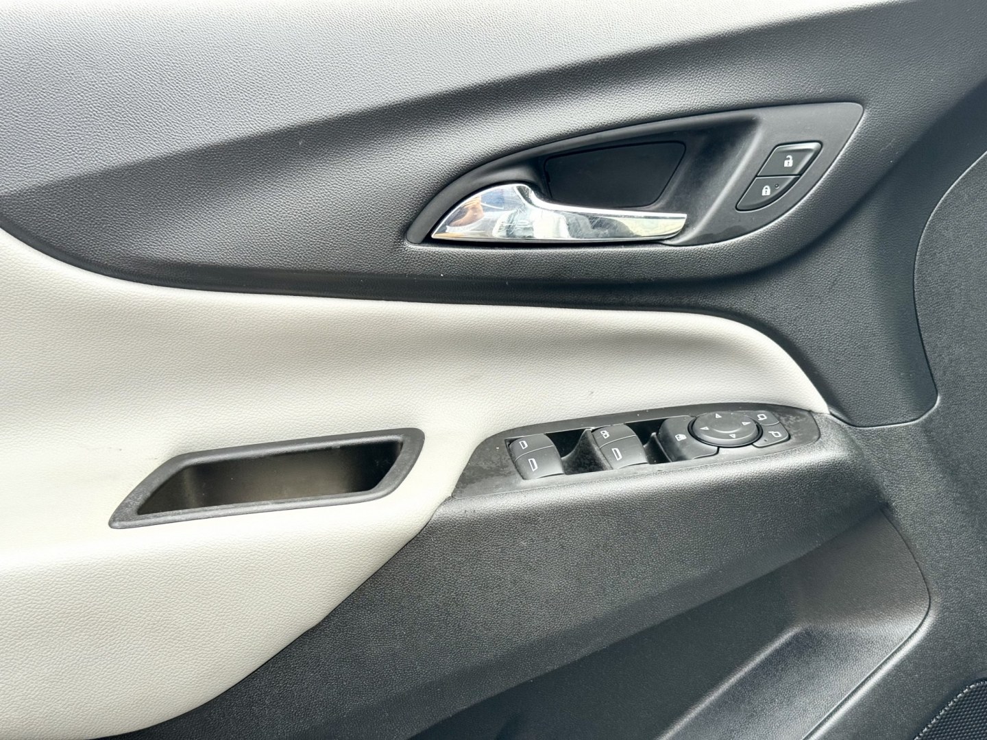 2020 SILVER Chevrolet Equinox LS 2WD (3GNAXHEVXLS) with an 1.5L L4 DIR DOHC 16V TURBO engine, 6A transmission, located at 7600 S Western Ave., Chicago, IL, 60620, (773) 918-3980, 0.000000, 0.000000- Photo#6