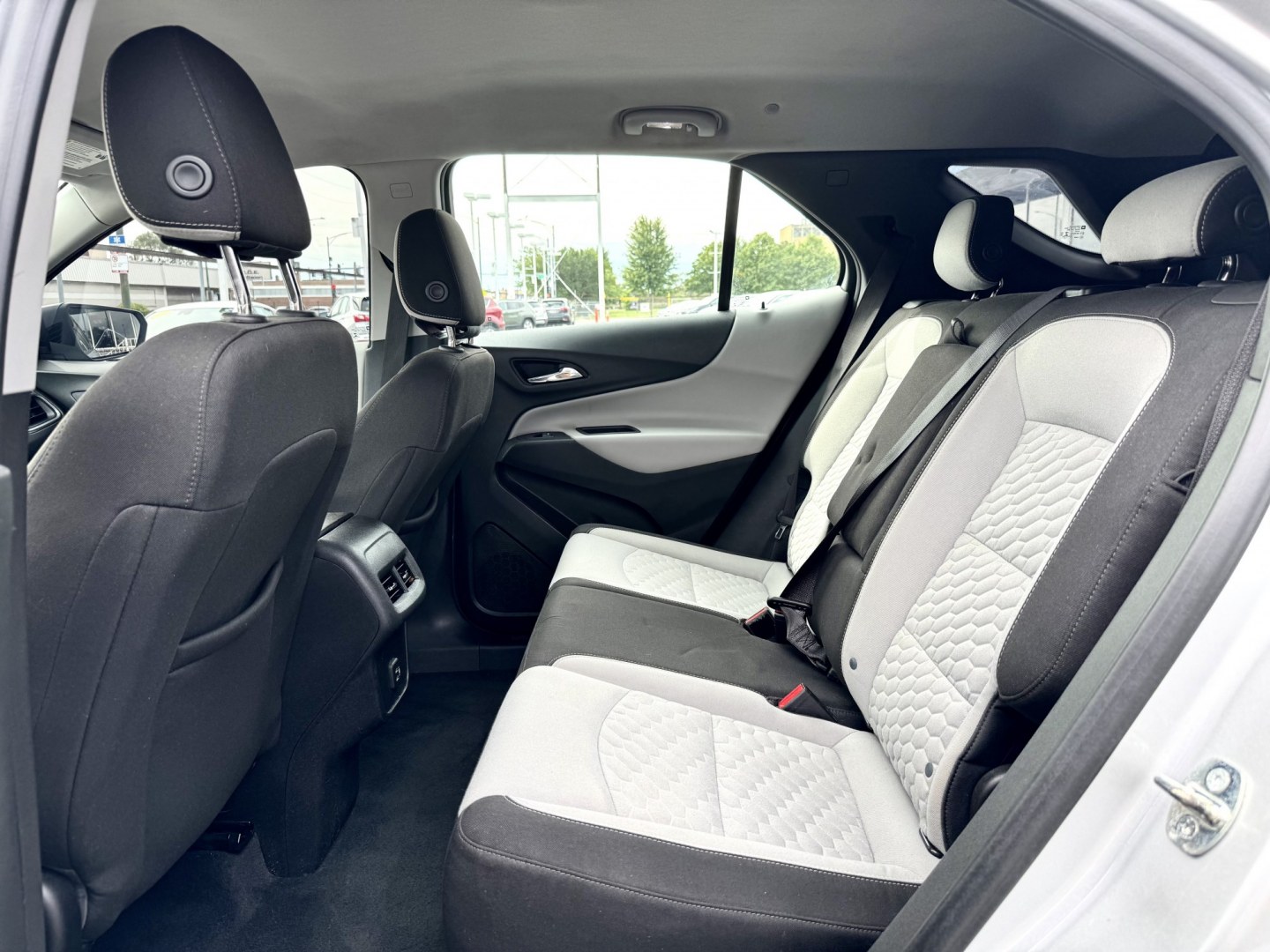 2020 SILVER Chevrolet Equinox LS 2WD (3GNAXHEVXLS) with an 1.5L L4 DIR DOHC 16V TURBO engine, 6A transmission, located at 7600 S Western Ave., Chicago, IL, 60620, (773) 918-3980, 0.000000, 0.000000- Photo#8