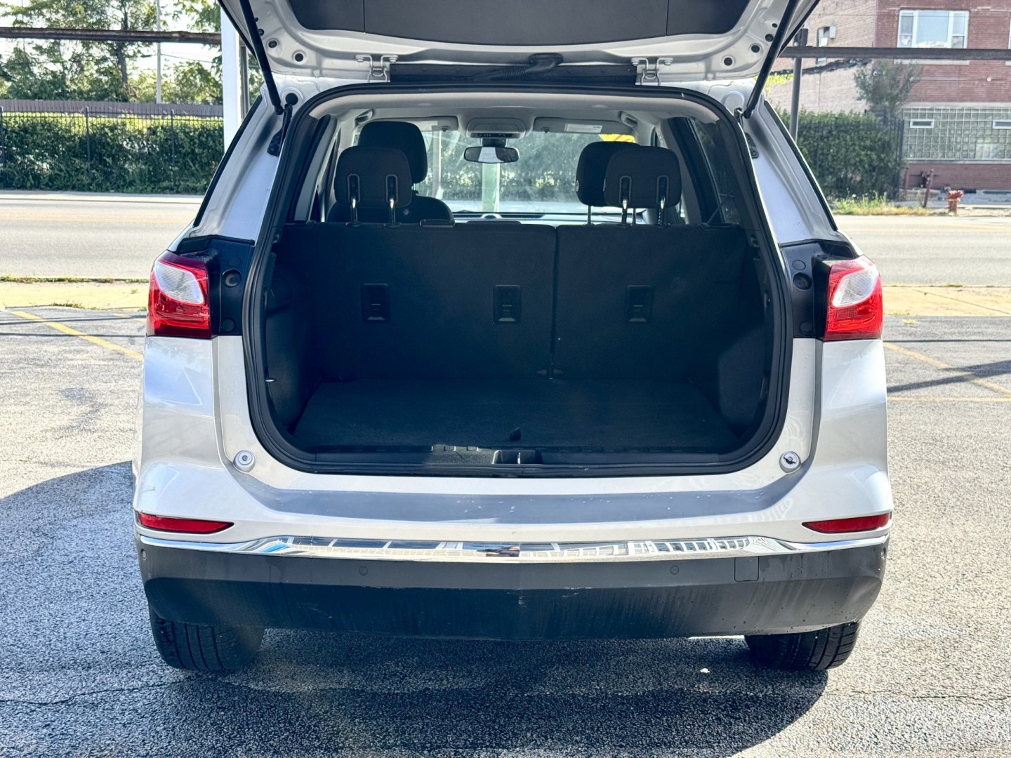 2019 SILVER Chevrolet Equinox LT 2WD (2GNAXJEV5K6) with an 1.5L L4 DIR DOHC 16V TURBO engine, 6A transmission, located at 7600 S Western Ave., Chicago, IL, 60620, (773) 918-3980, 0.000000, 0.000000- Photo#4