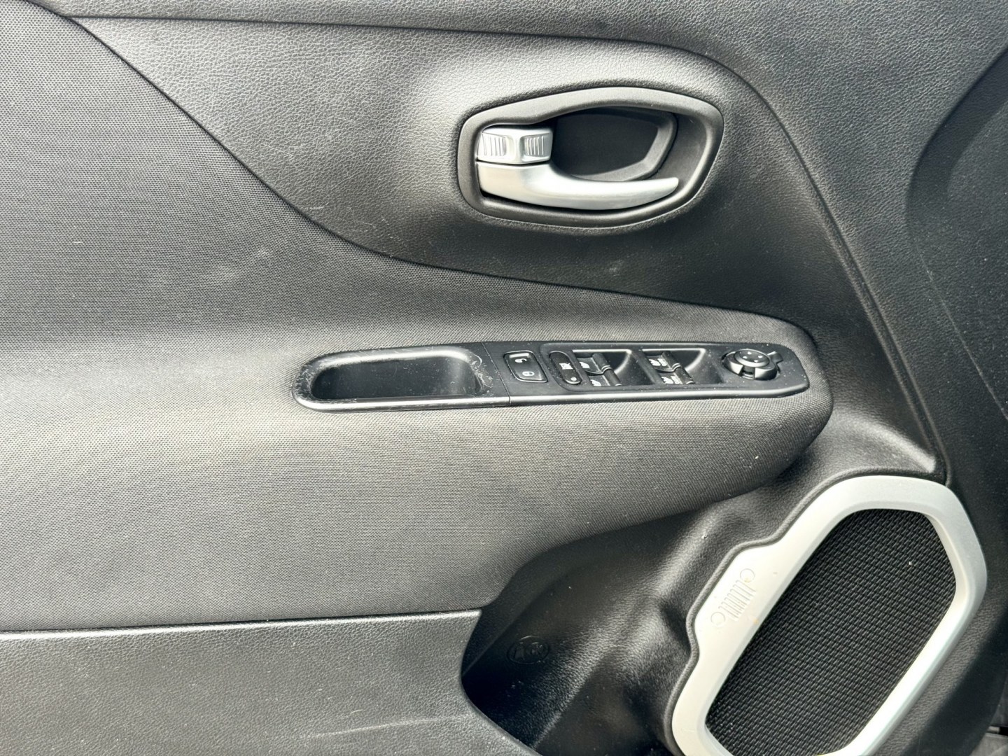2019 GREY Jeep Renegade Latitude (ZACNJABB9KP) with an 2.4L L4 DOHC 16V engine, 9A transmission, located at 7600 S Western Ave., Chicago, IL, 60620, (773) 918-3980, 0.000000, 0.000000- Photo#4